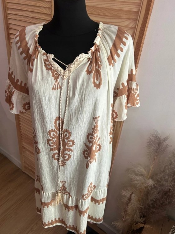 Sukienka Boho Z Falbanką Zwiewna na Upał Prosta haft wzór Biała Beżowa