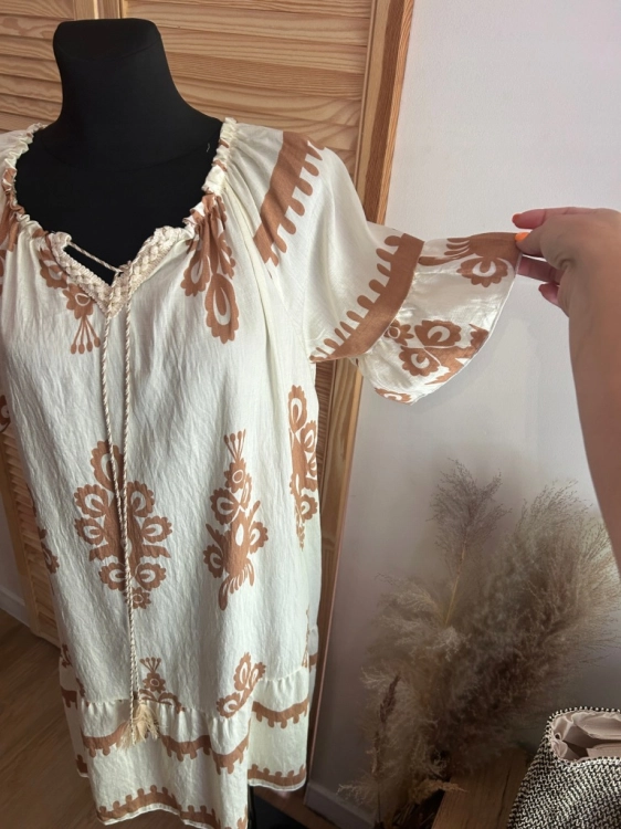 Sukienka Boho Z Falbanką Zwiewna na Upał Prosta haft wzór Biała Beżowa
