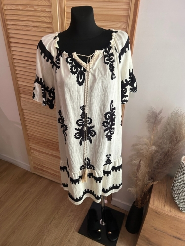 Sukienka Boho Z Falbanką Zwiewna na Upał Prosta haft wzór Biała Czarne wzor