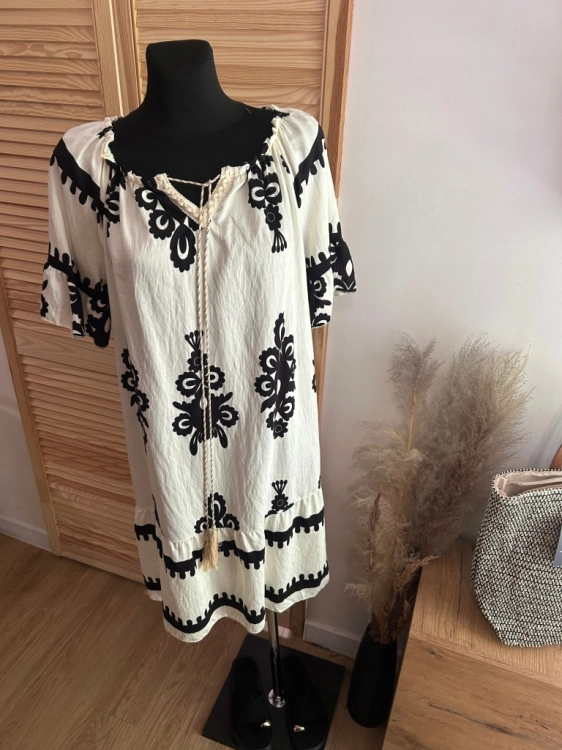 Sukienka Boho Z Falbanką Zwiewna na Upał Prosta haft wzór Biała Czarne wzor