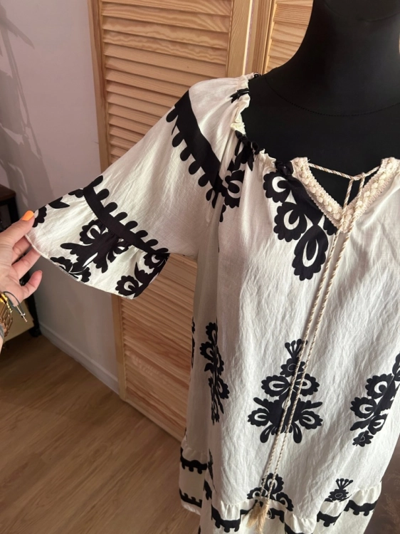 Sukienka Boho Z Falbanką Zwiewna na Upał Prosta haft wzór Biała Czarne wzor