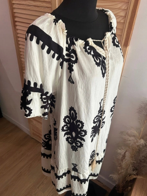 Sukienka Boho Z Falbanką Zwiewna na Upał Prosta haft wzór Biała Czarne wzor
