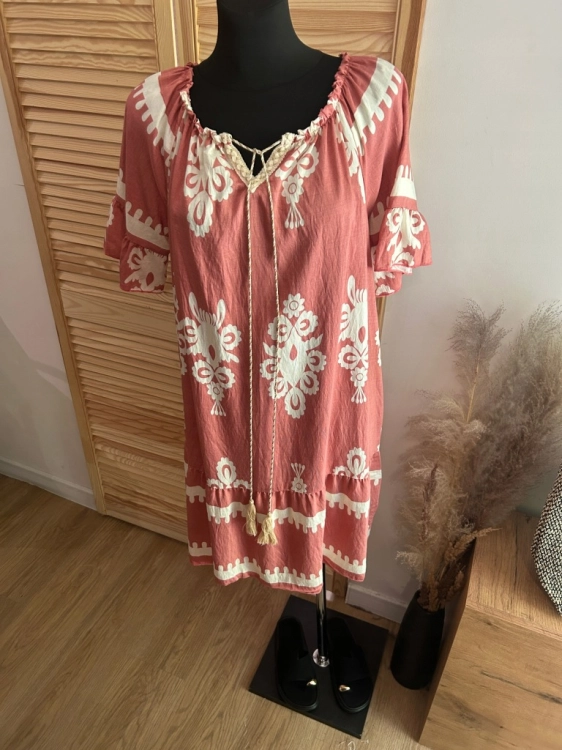 Sukienka Boho Z Falbanką Zwiewna na Upał Prosta haft wzór Różowa
