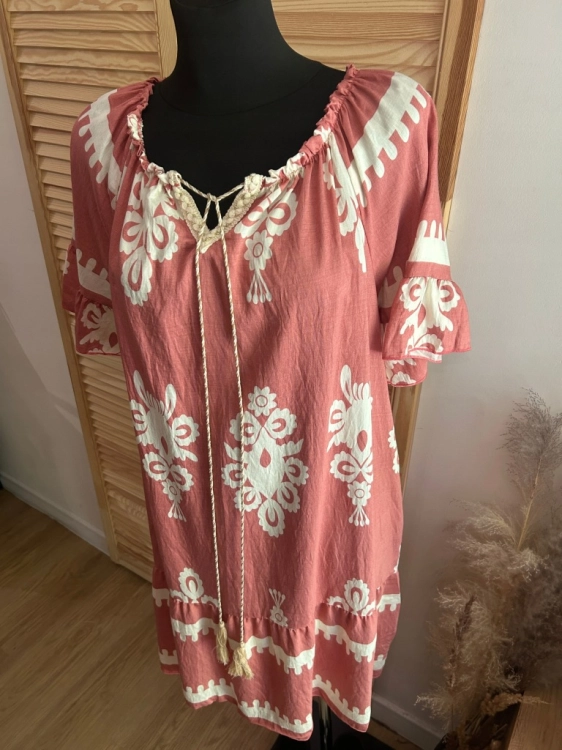 Sukienka Boho Z Falbanką Zwiewna na Upał Prosta haft wzór Różowa