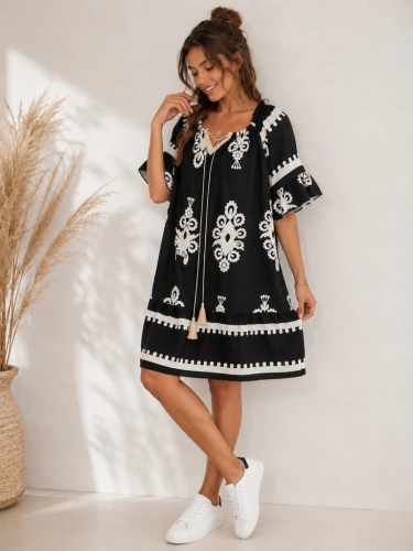 Sukienka Boho Z Falbanką Zwiewna na Upał Prosta haft wzór Czarna