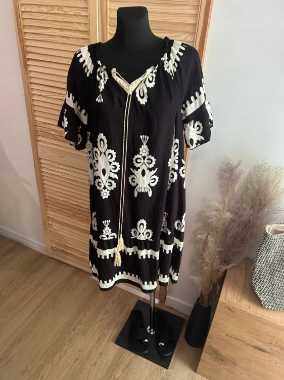 Sukienka Boho Z Falbanką Zwiewna na Upał Prosta haft wzór Czarna