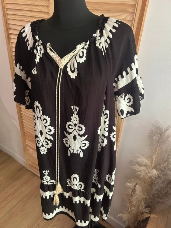 Sukienka Boho Z Falbanką Zwiewna na Upał Prosta haft wzór Czarna