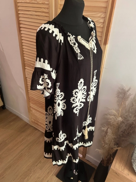 Sukienka Boho Z Falbanką Zwiewna na Upał Prosta haft wzór Czarna