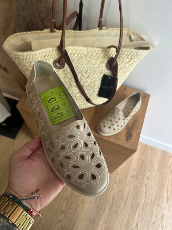 Półbuty Slip On z Kwiatuszkami Przewiewne Bardzo Lekkie Miękkie Beżowe 37