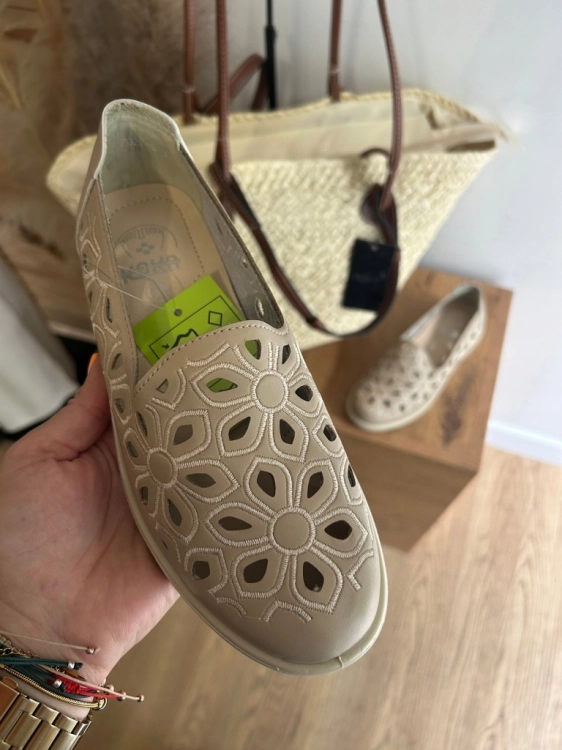 Półbuty Slip On z Kwiatuszkami Przewiewne Bardzo Lekkie Miękkie Beżowe 37