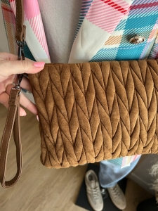 Miękka pikowana torebka saszetka wyjściowa długim pasku beżowa karmelowa