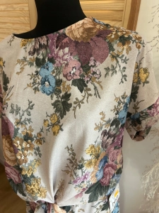 Bluzka damska w kwiaty z wiązaniem Lekka i zwiewna Boho