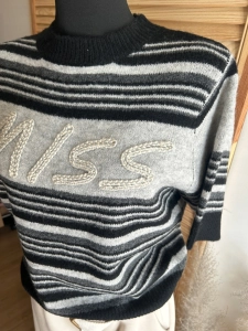 Sweter damski MISS modny krótki rękaw miękki jasny szary grafit