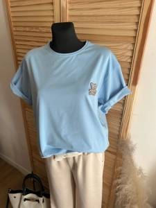 Bluzka t-shirt damski z cyrkoniowym misiem klasyczna oversize błękitna