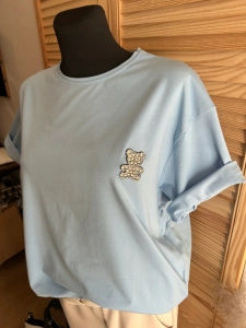 Bluzka t-shirt damski z cyrkoniowym misiem klasyczna oversize błękitna