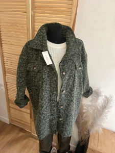 Stylowy płaszczyk o luźnym oversizowym kroju z włochatego materiału zielony