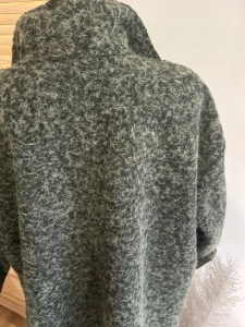 Stylowy płaszczyk o luźnym oversizowym kroju z włochatego materiału zielony