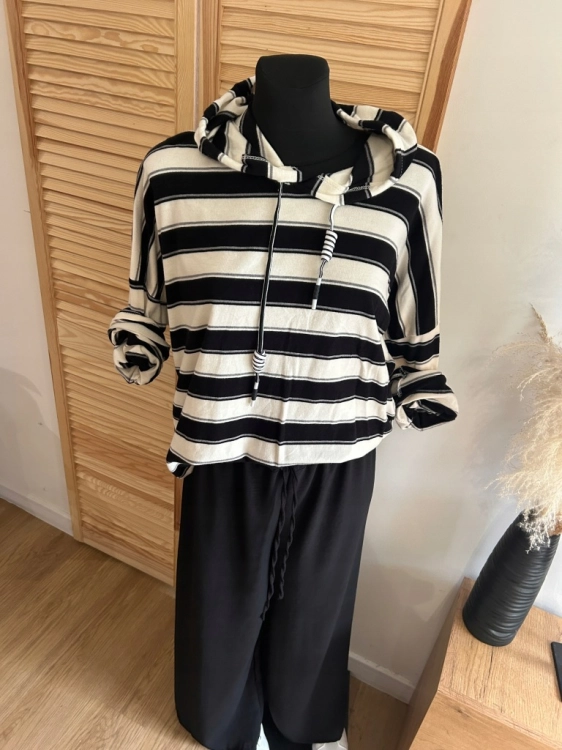 Bluza damska w paski z kapturem sportowa miękka lekka Czarna