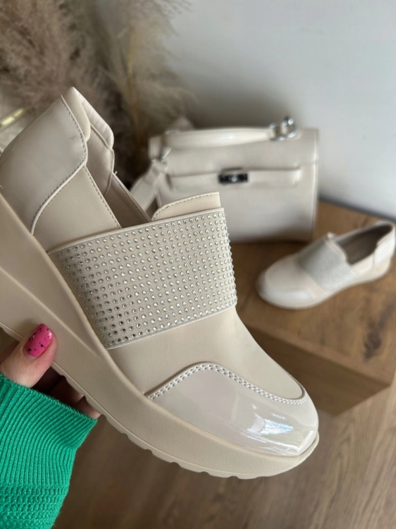 Beżowe sneakersy na koturnie z kryształkami styl i wygoda modne 41