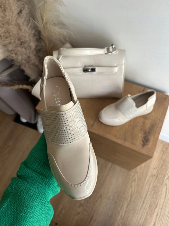 Beżowe sneakersy na koturnie z kryształkami styl i wygoda modne 41