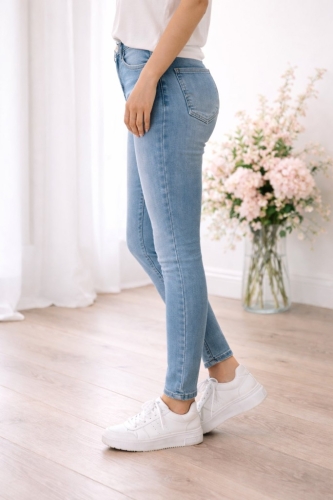 Jeansy damskie Push Up Skinny Fit Elastyczne komfort jasne niebieskie
